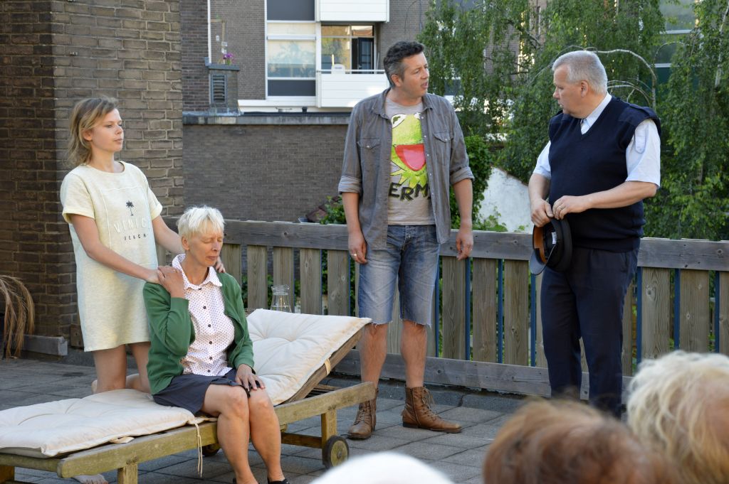 Impressie 6 van voorstelling: Bij het kanaal naar links