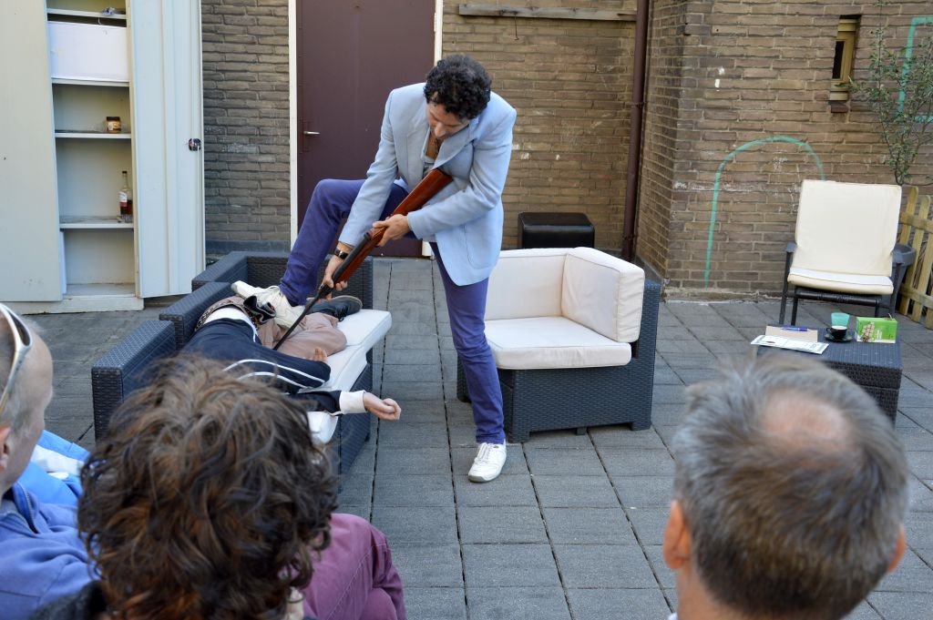 Impressie 11 van voorstelling: Bij het kanaal naar links